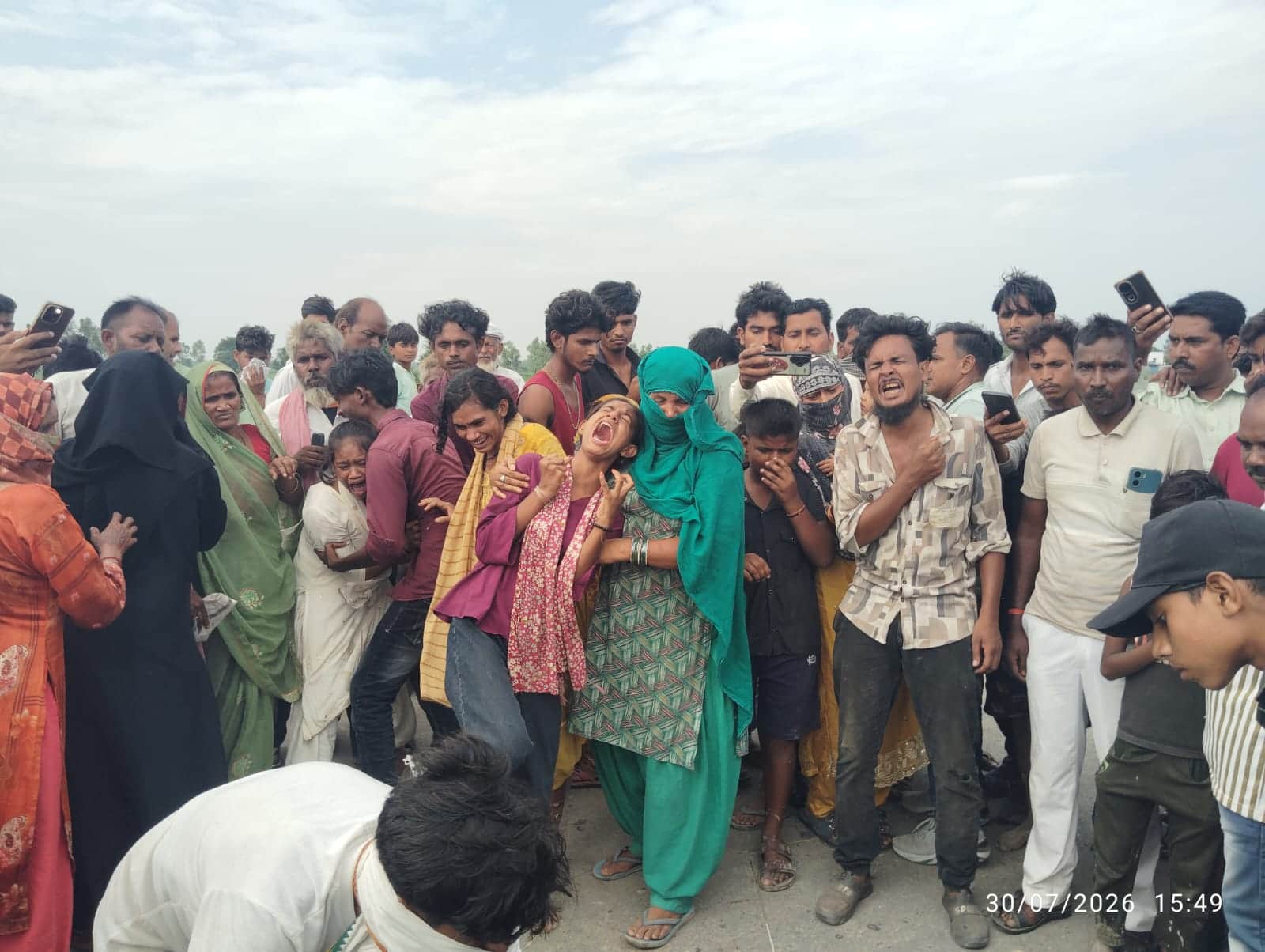 मोहनगंज के भावापुर मजरे अहुरी गांव गमगीन परिजन व ग्रामीण। स्रोत : स्थानीय