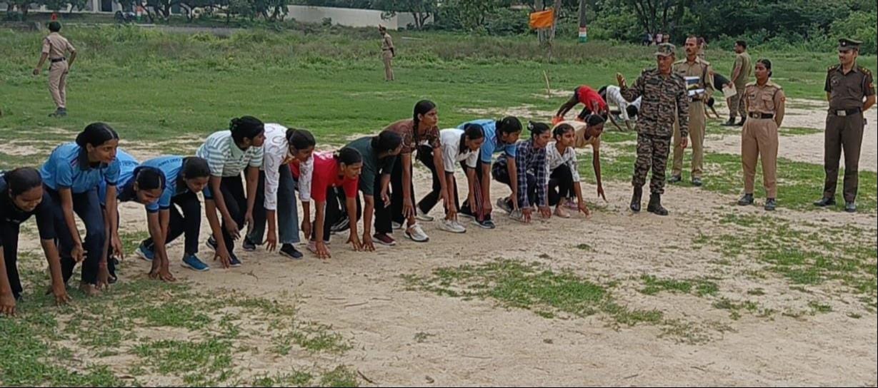 महंत रामाश्रय दास पीजी कॉलेज में एनसीसी की भर्ती में दौड़ के लिए पोजिशन लेतीं छात्राएं। स्रोत- 