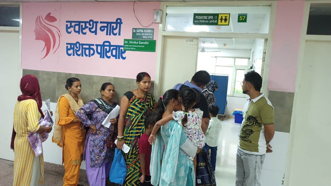 मुकंद लाल जिला नागरिक अस्पताल में बच्चाें का चेकअप कराने पहुंचे लोग। संवाद