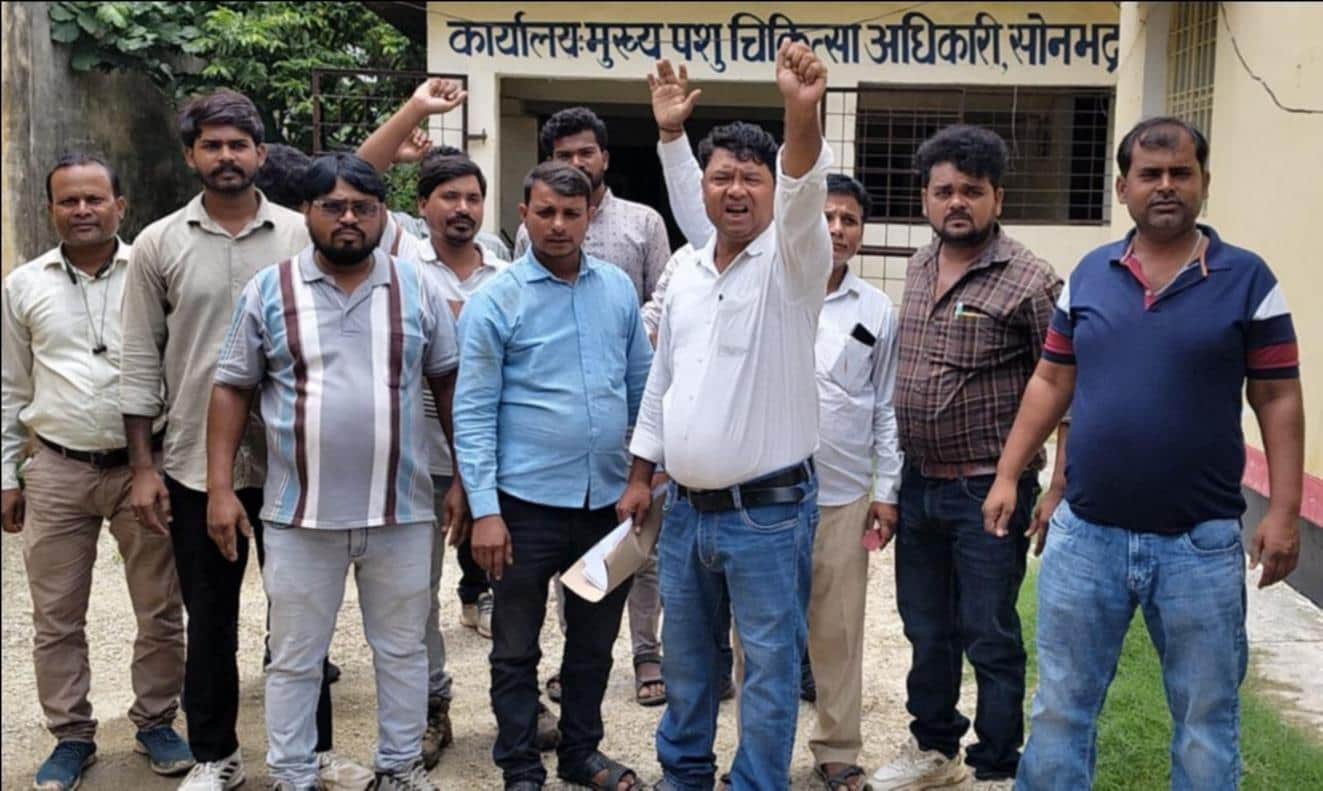 मुख्य चिकित्साधिकारी कार्यालय पर प्रदर्शन करते पशु मित्र। 