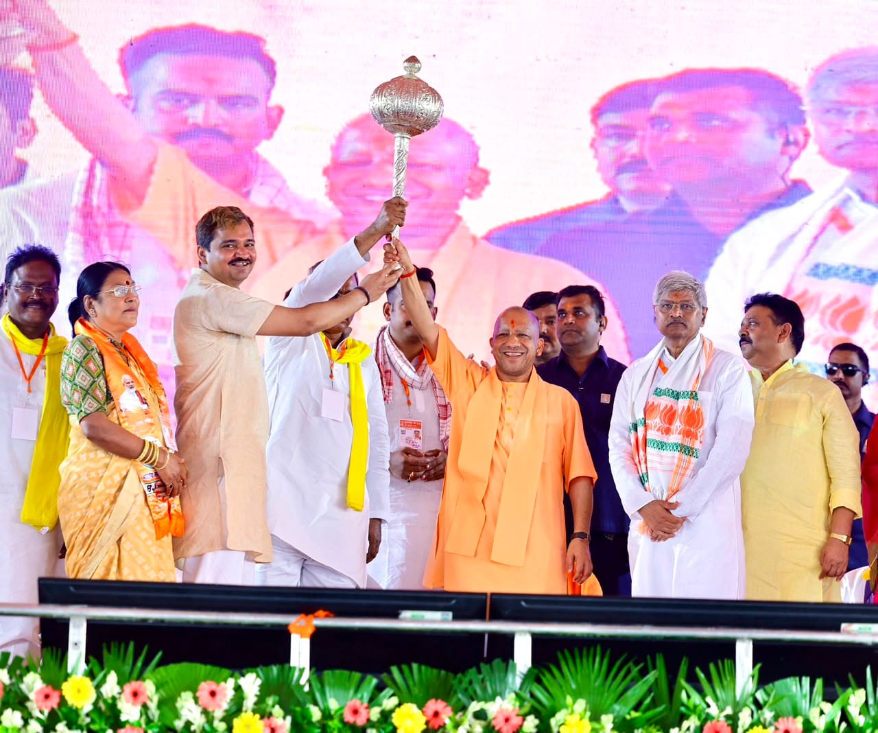 मुख्यमंत्री योगी आदित्यनाथ को गदा देते पंचायती राजमंत्री ओमप्रकाश राजभर व एमएलसी विशाल सिंह चंच