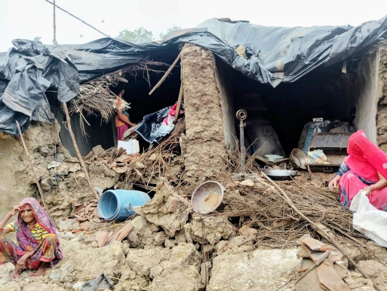 मलबे से सामान निकालते परिजन। संवाद