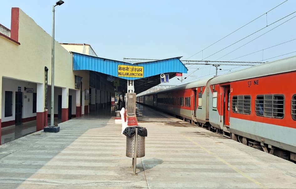 मैलानी में खड़ी गोरखपुर- इज्जतनगर एक्सप्रेसस्रोत-संवाद