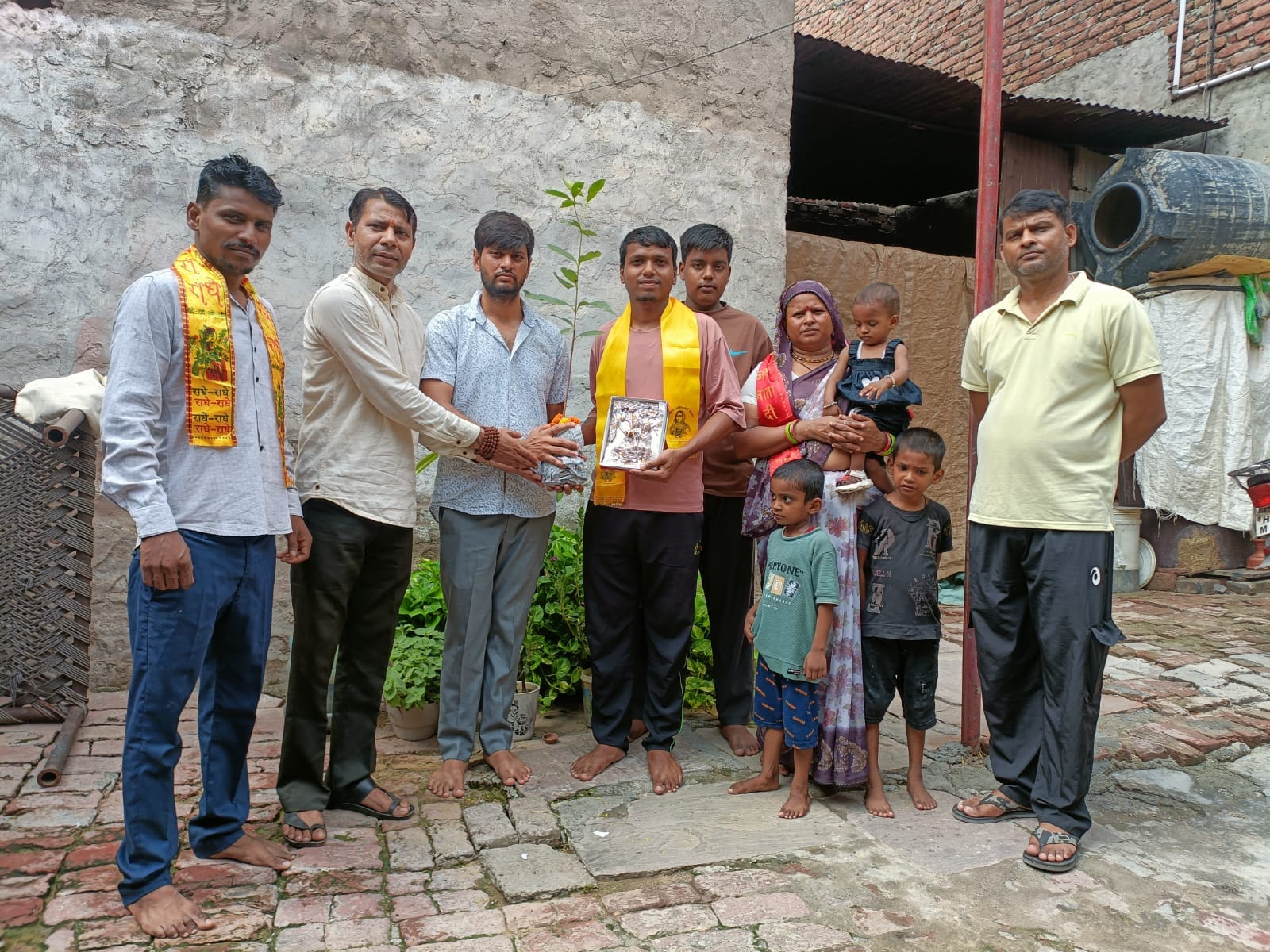 मनीष को पौधा देकर सम्मानित करते सेवा ट्रस्ट के पदाधिकारी। विज्ञप्ति