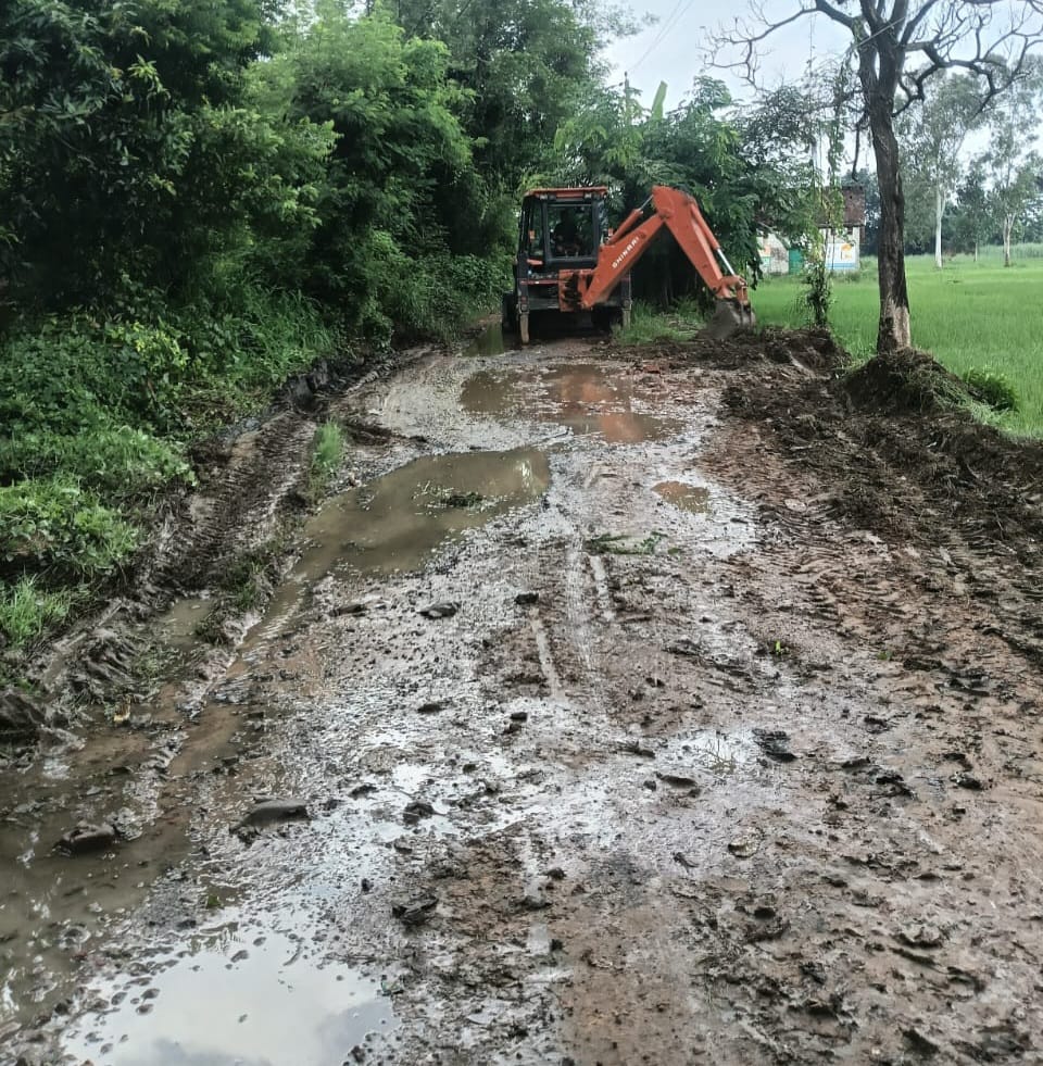 Repair work on the Musaha-Belghat road has begun; this will provide relief from potholes and waterlogging.