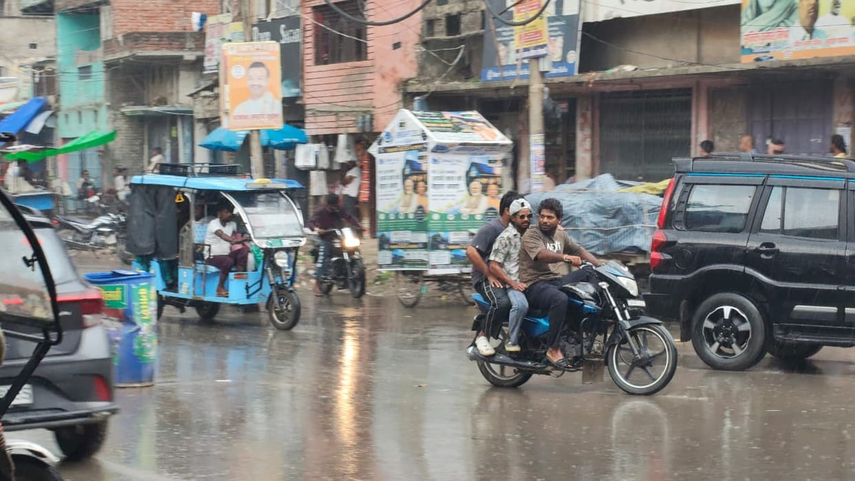 On the first day of Sawan, rain alternated with sunshine and shade