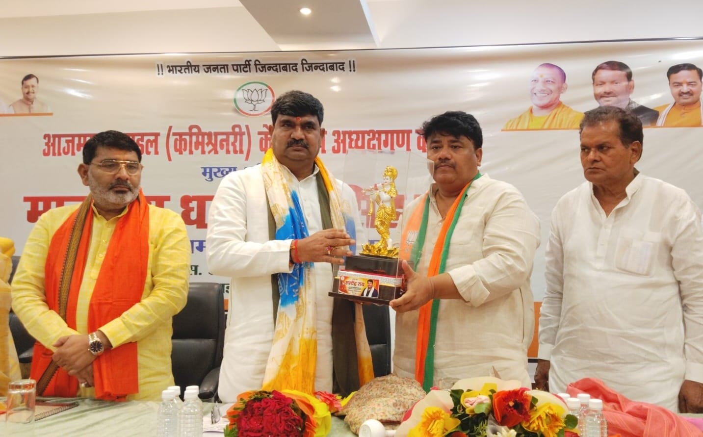 नगर के एक होटल में प्रदेश महामंत्री संगठन धर्मपाल सिंह  का स्वागत करते भाजपा के पदाधिकारी। श्
