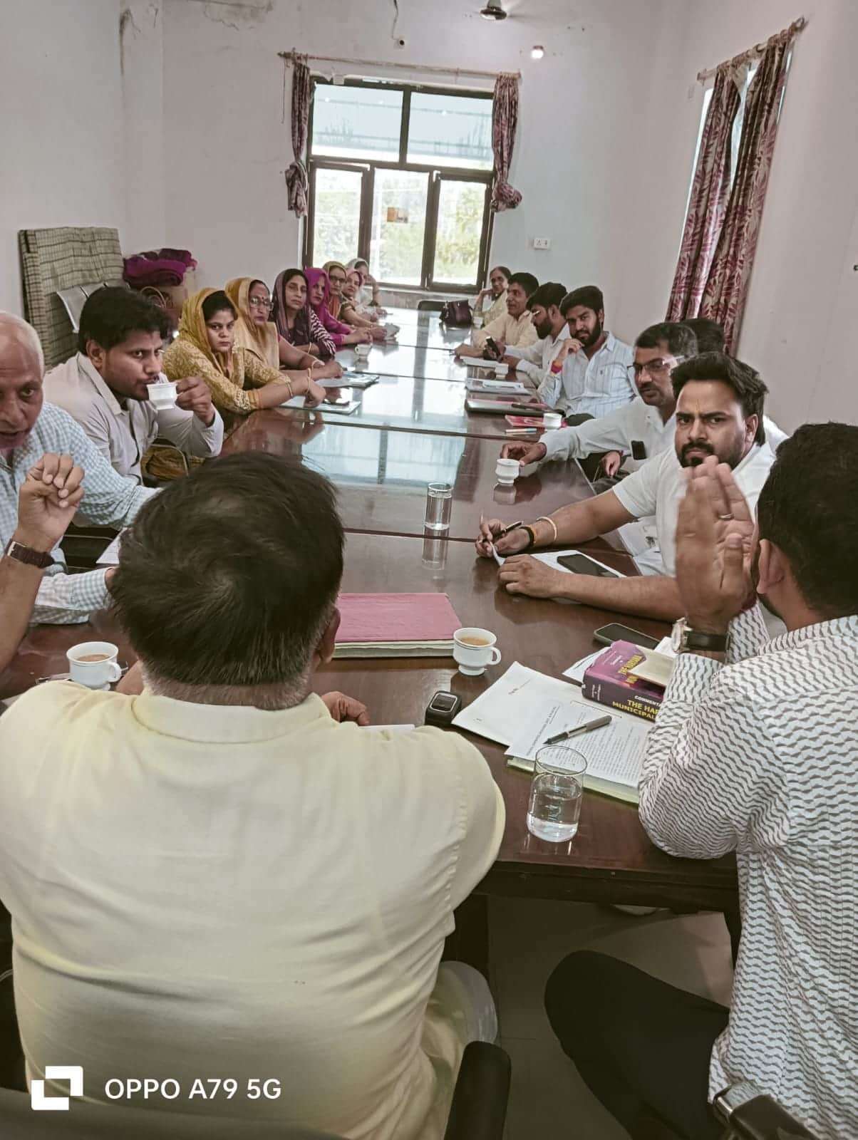 नगर पालिका में आयोजित हाउस की बैठक। संवाद