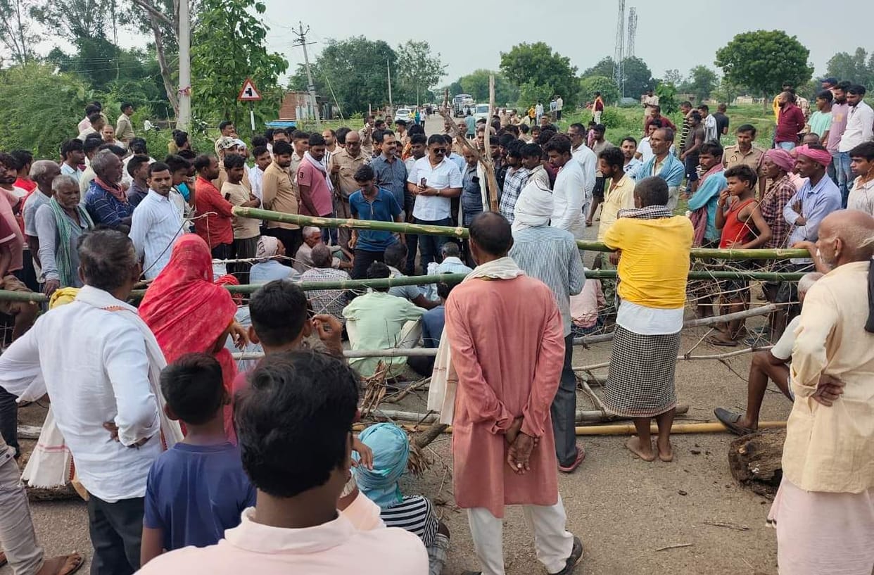 Road blocked for four hours using bamboo poles and supports over a land dispute.