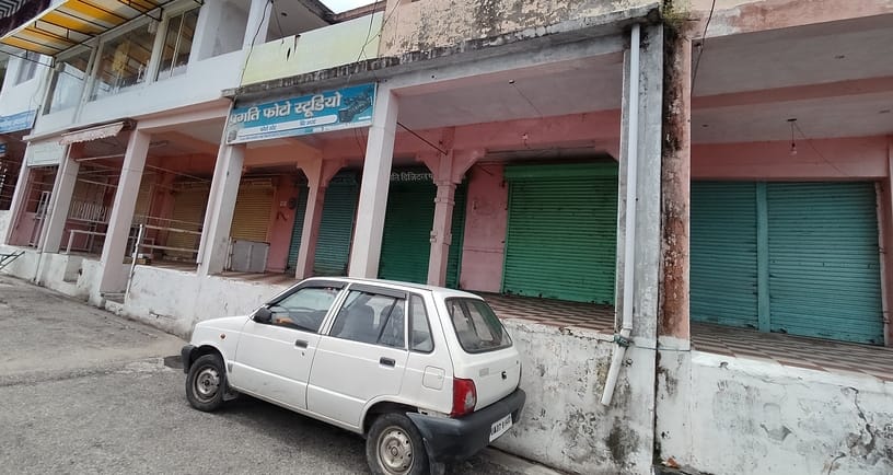 नई टिहरी में मेडिकल कॉलेज खोलने की मांग के समर्थन में बंद रहा नई टिहरी बाजार। संवाद