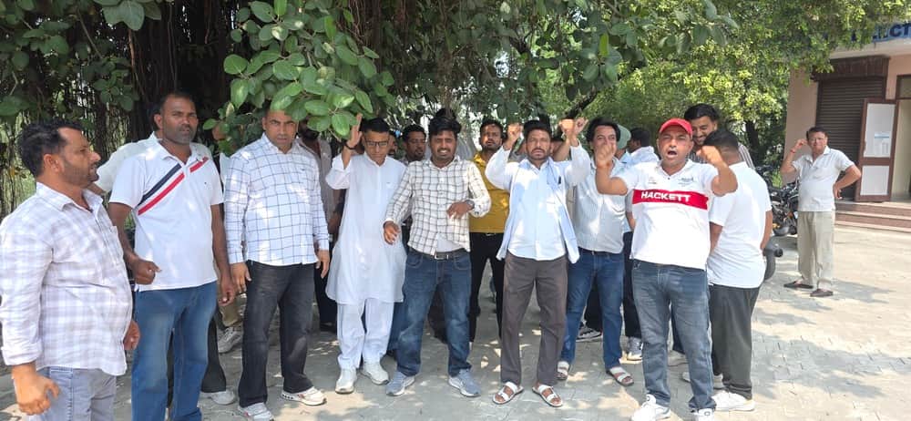 निसिंग बिजली निगम के कार्यालय प्रांगण में नारेबाजी करते कर्मचारी। संवाद