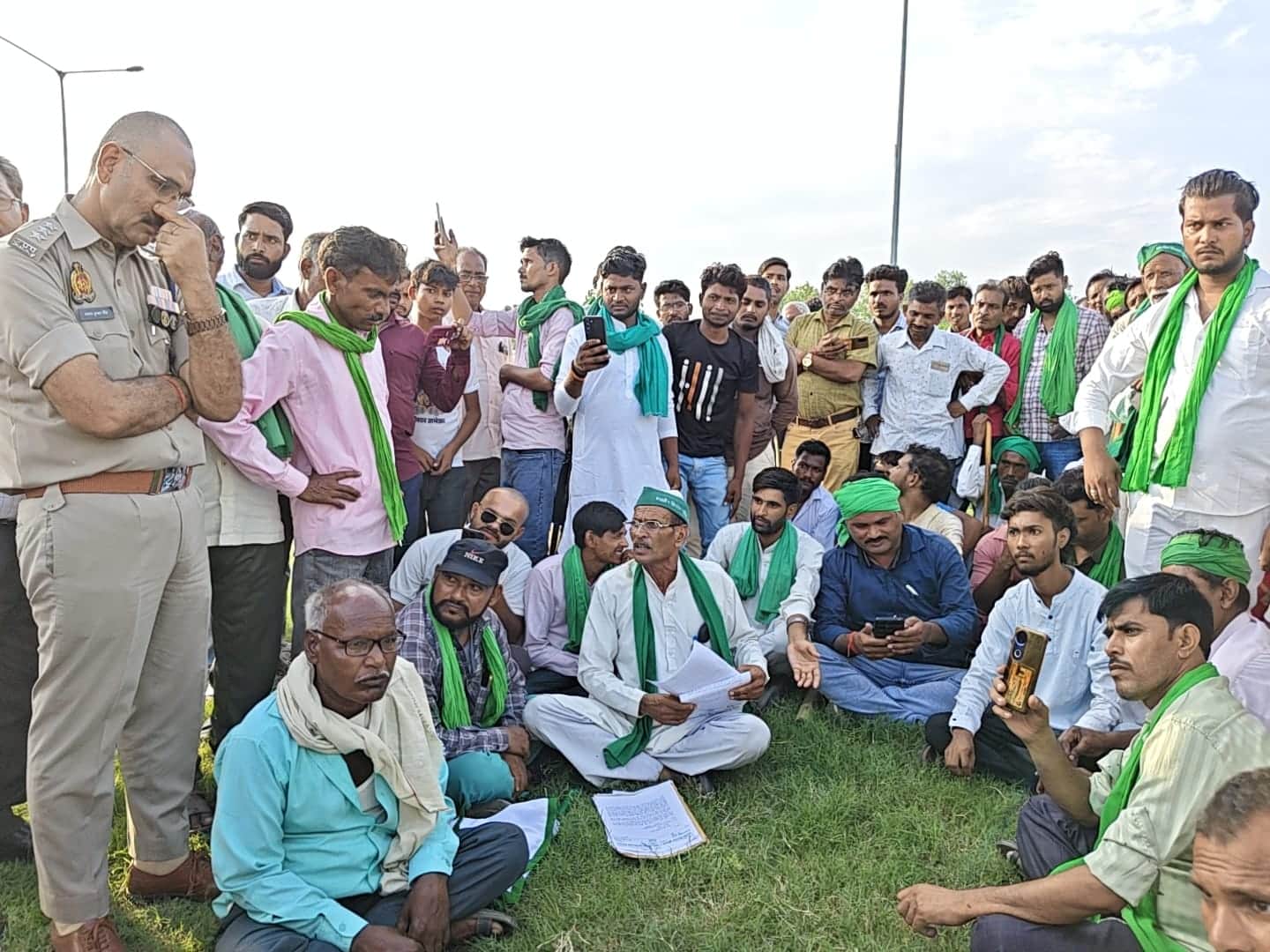 नेशनल हाईवे के किनारे धरने पर बैठे भाकियू भानू के पदाधिकारी। संवाद