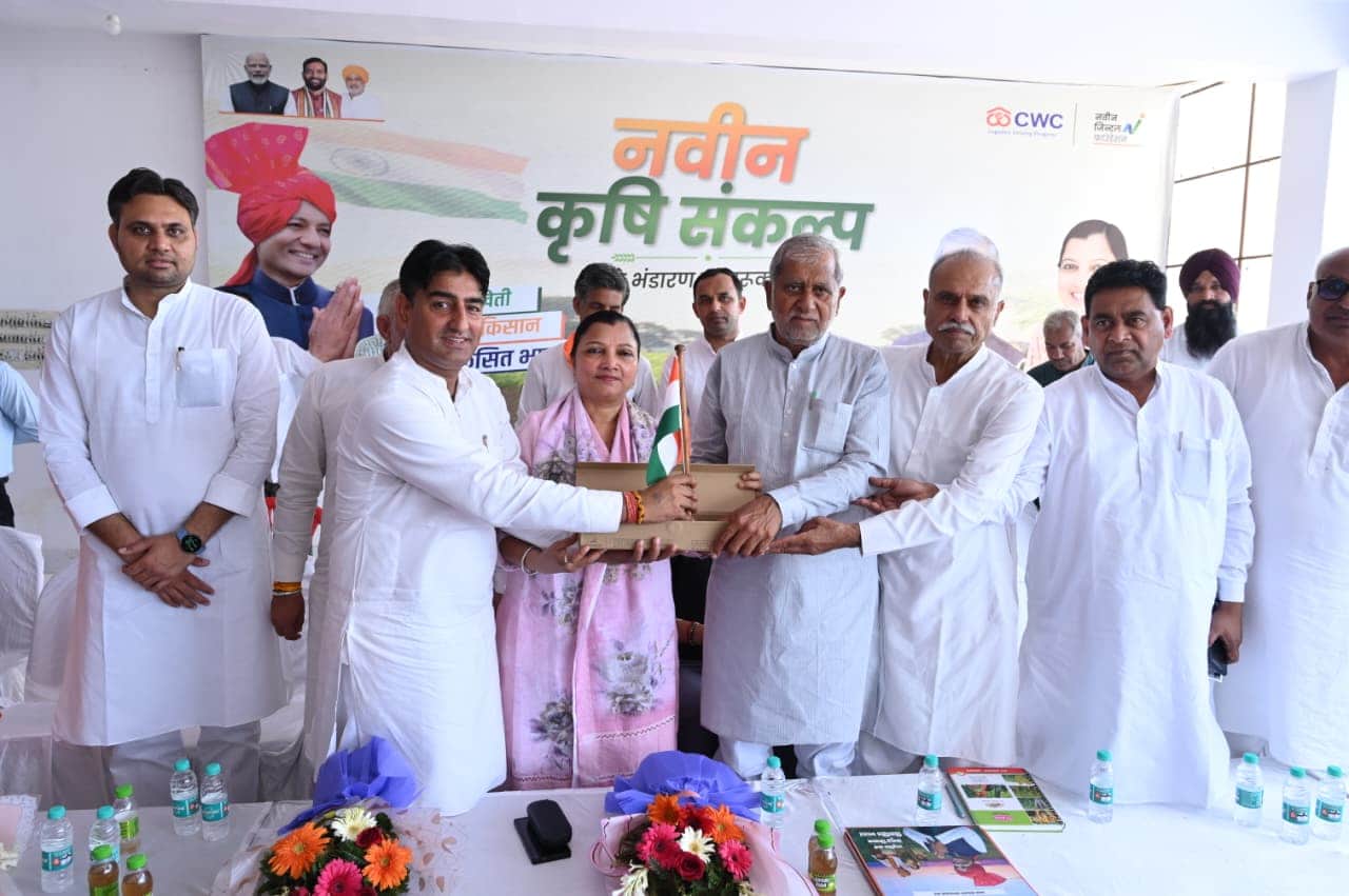 नवीन कृषि संकल्प कार्यक्रम में उपस्थित मुख्यातिथि व अन्य। विज्ञप्ति