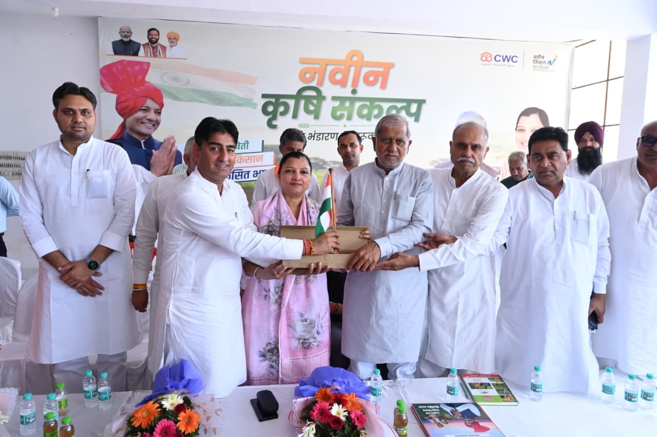 नवीन कृषि संकल्प कार्यक्रम में उपस्थित मुख्यातिथि व अन्य। विज्ञप्ति