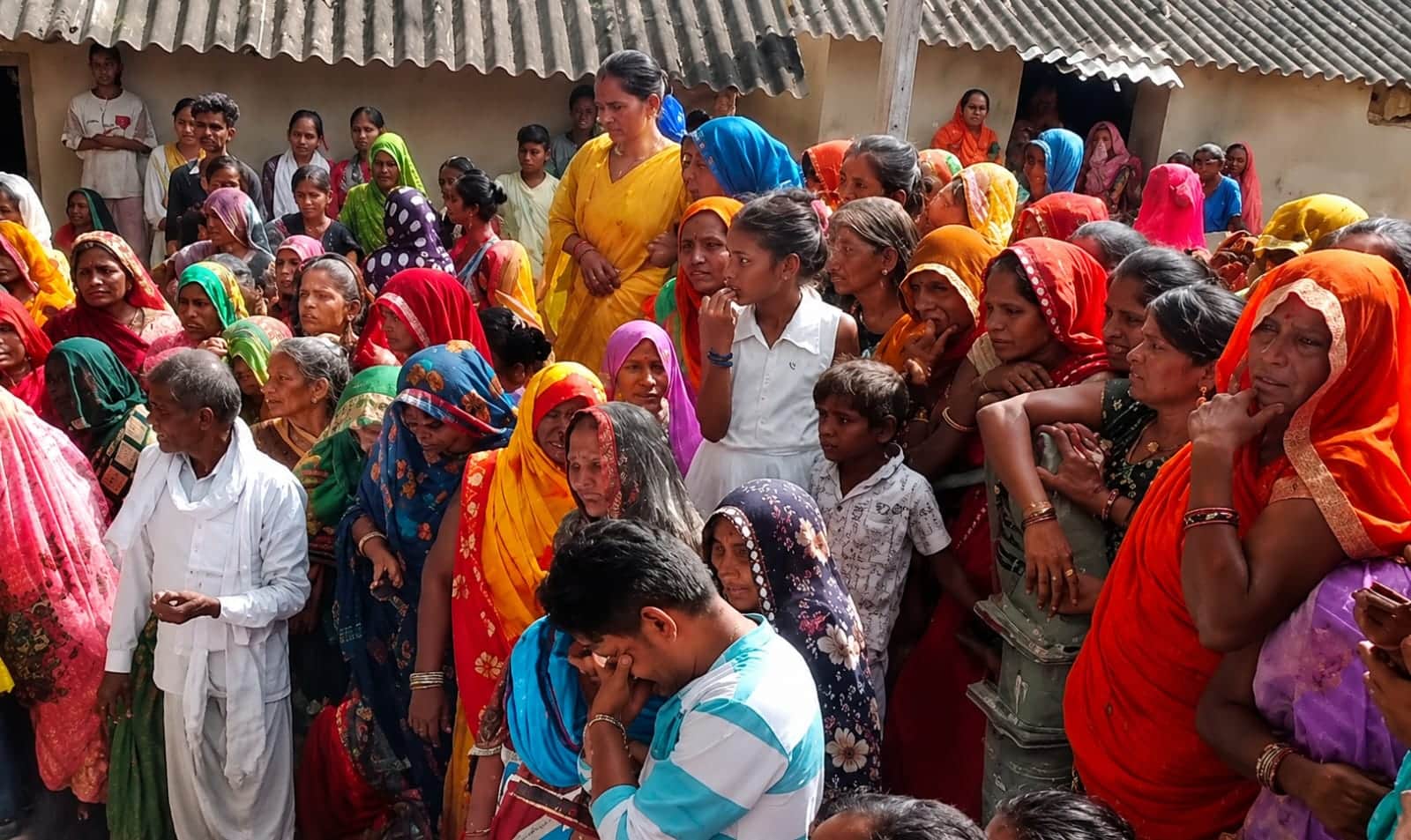  नुवावां गांव में गमगीन परिजन व ग्रामीण। स्रोत : स्थानीय
