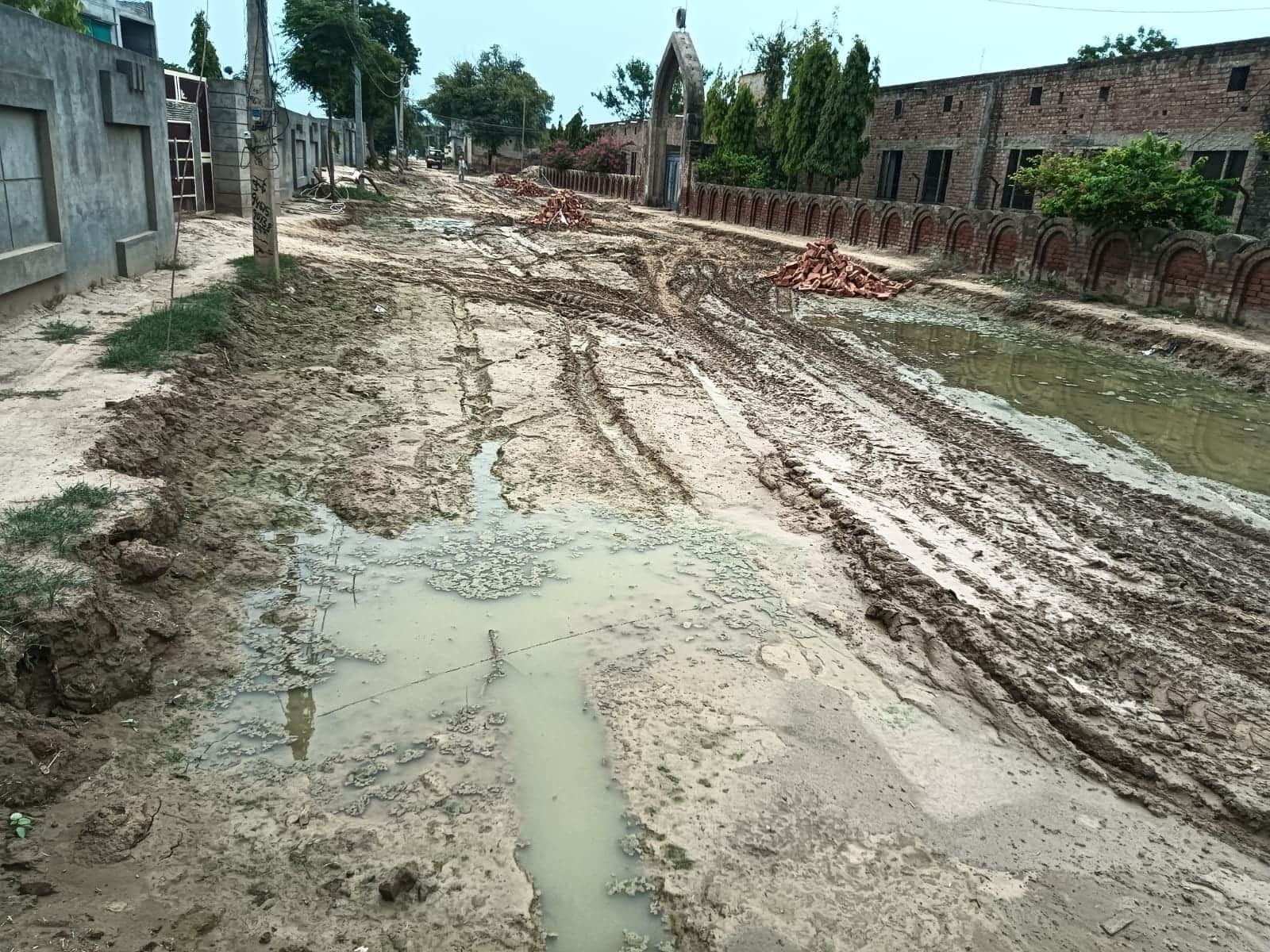 ओढ़ां उखाड़ी गई फिरनी की फोटो। संवाद 