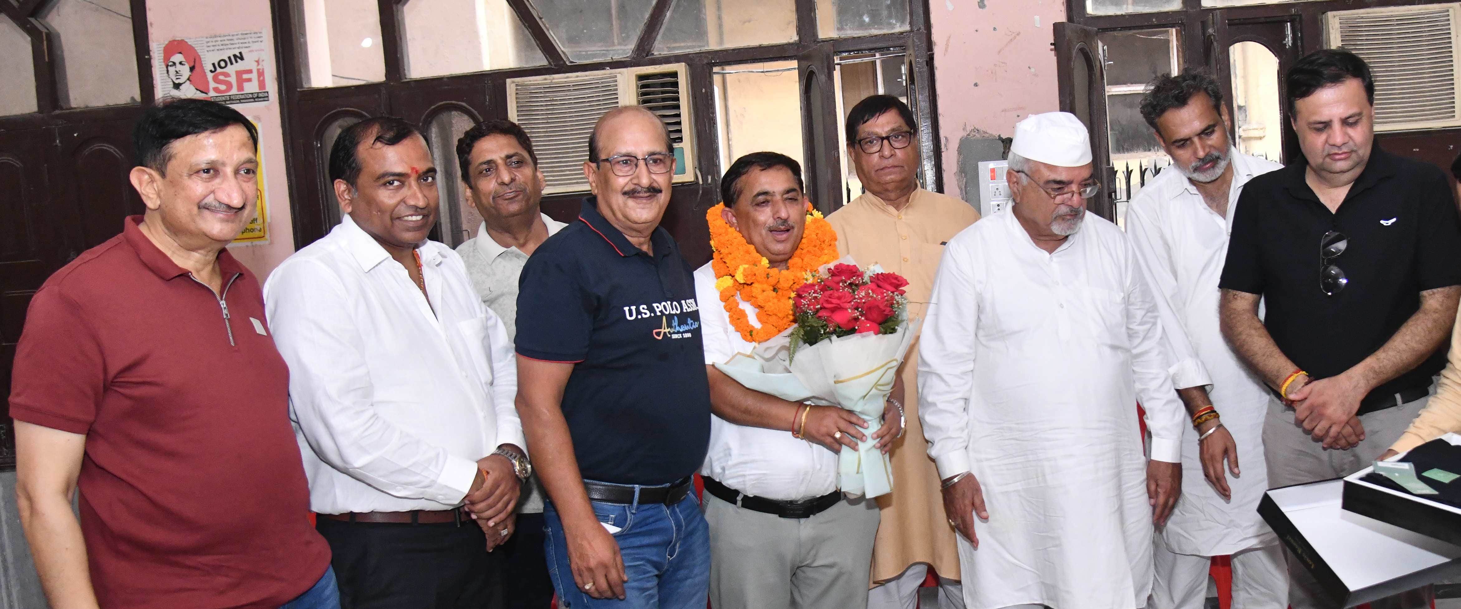 पंजाबी धर्मशाला में राजगरू मार्केट के नए प्रधान सुरेंद्र बजाज का स्वागत करते व्यापारी।
