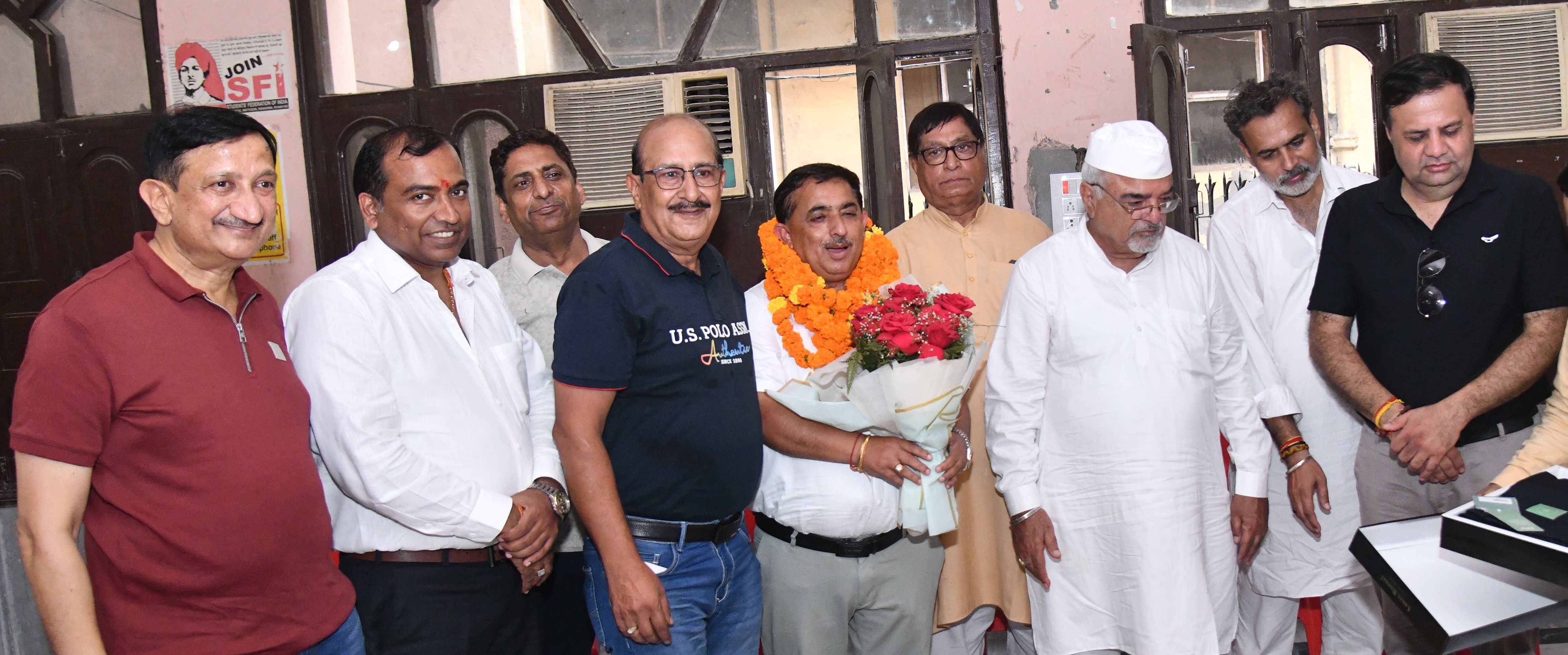 पंजाबी धर्मशाला में राजगरू मार्केट के नए प्रधान सुरेंद्र बजाज का स्वागत करते व्यापारी।