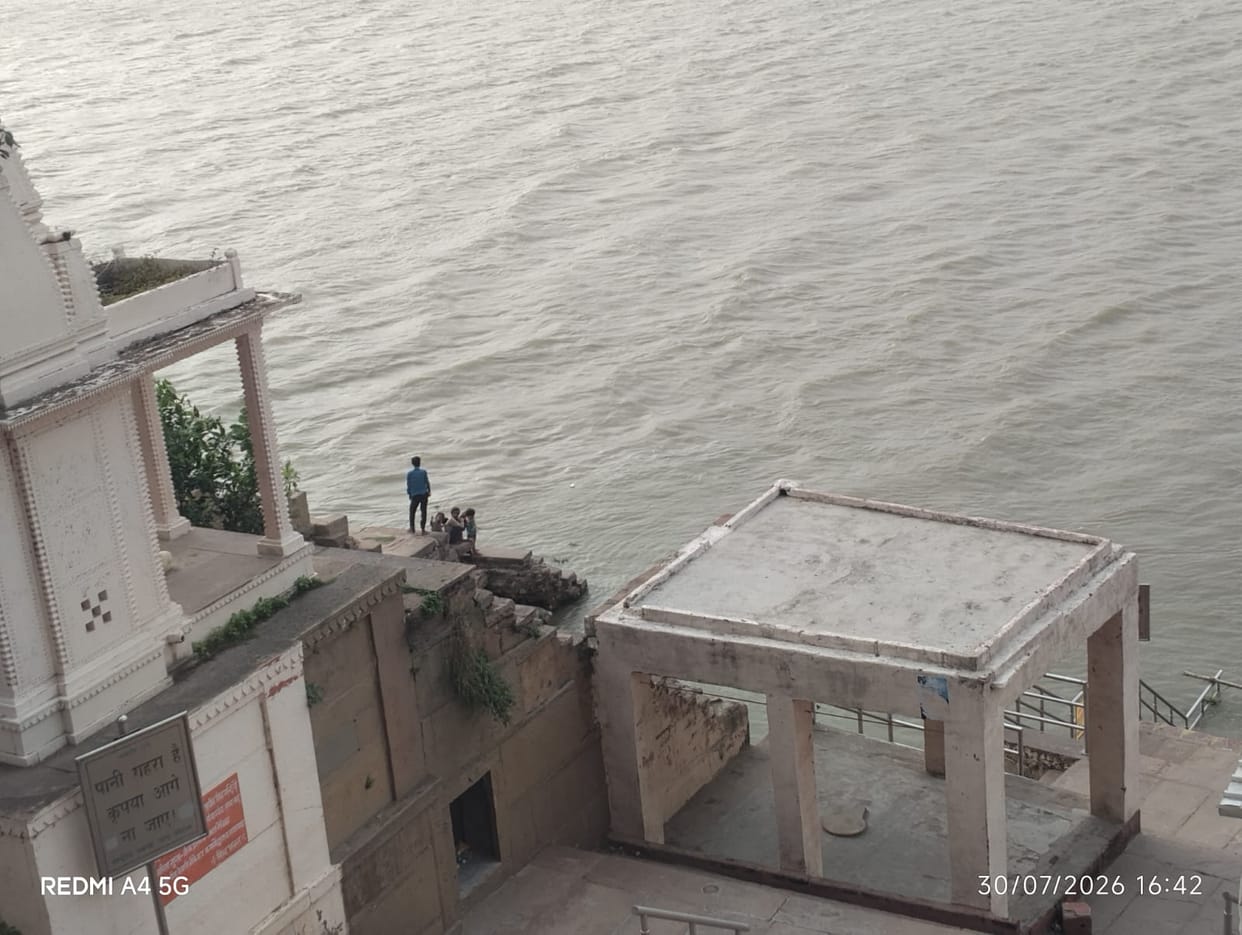 Ganga flowing 9.844 meters below the warning mark.