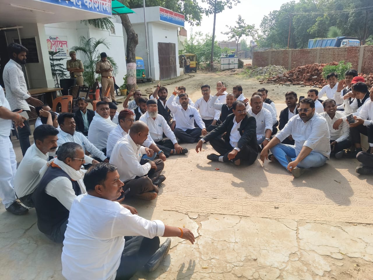पिपरी थाने में धरना देते अधिवक्ता। संवाद