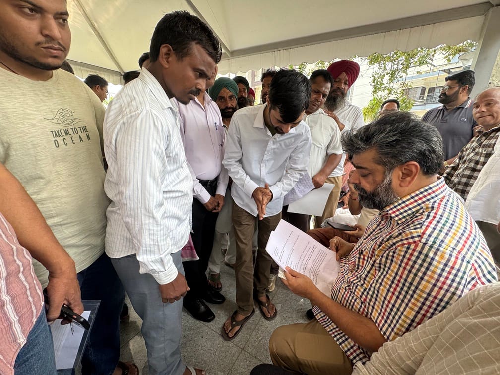 The former minister listened to public grievances while sitting in the park.