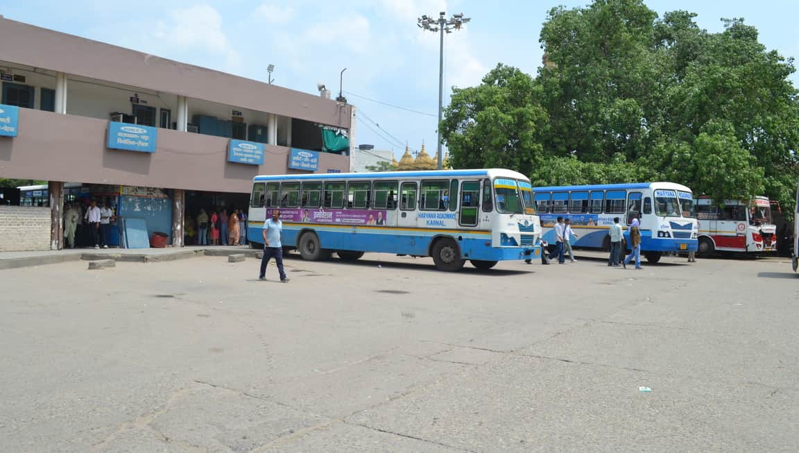 पुराने बस स्टैंड पर कम ही दिखी बसें। संवाद
