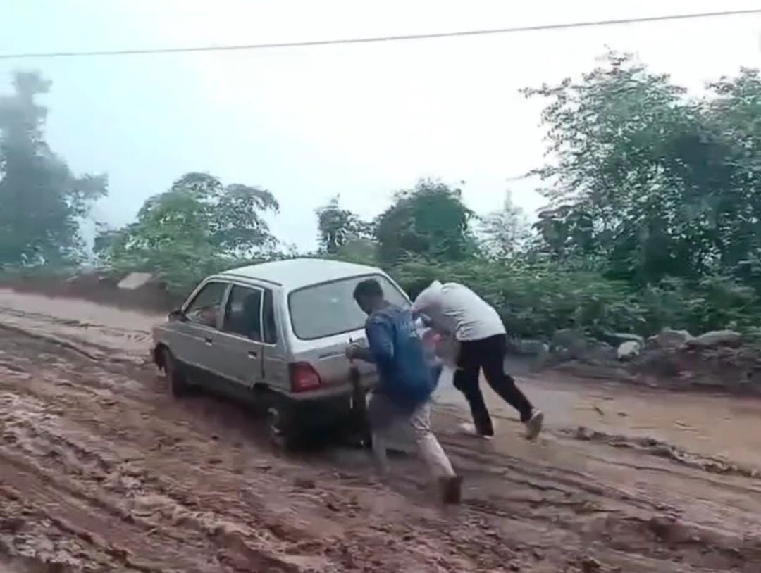 Road turns into a quagmire in Swarghat; journey becomes perilous in the rain.