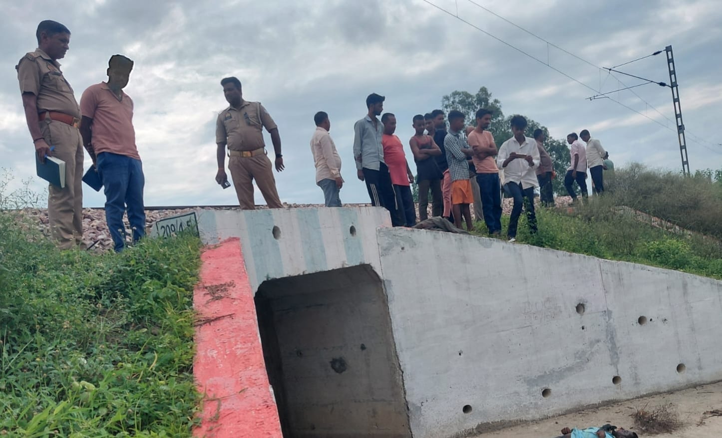 पूरनपुर क्षेत्र के थाना सेहरामऊ उत्तरी में रेलवे पटरी के समीप पुलिया के नीचे युवक का शव मिलने प