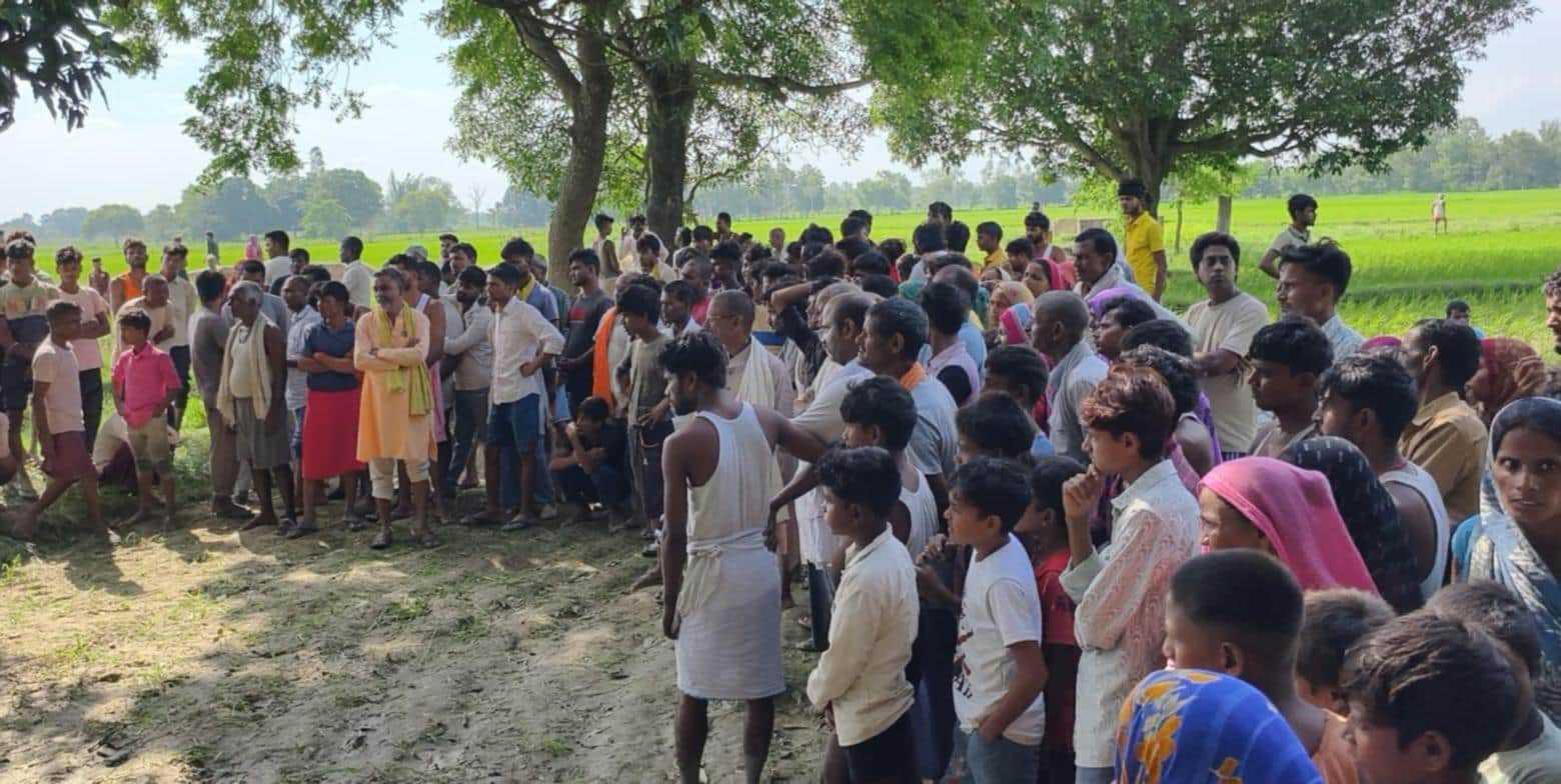 परसियापुरवा में घटना स्थल पर जुटी भीड़।