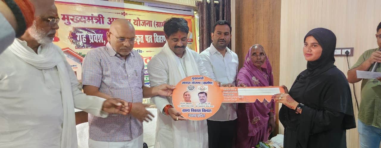 प्रधानमंत्री आवास की चाभी भेंट करते ब्लॉक प्रमुख अजीत रावत। स्रोत स्वयं