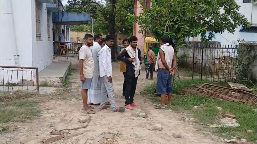 पोस्ट मार्टम कराने आए मृतक के परिजन
