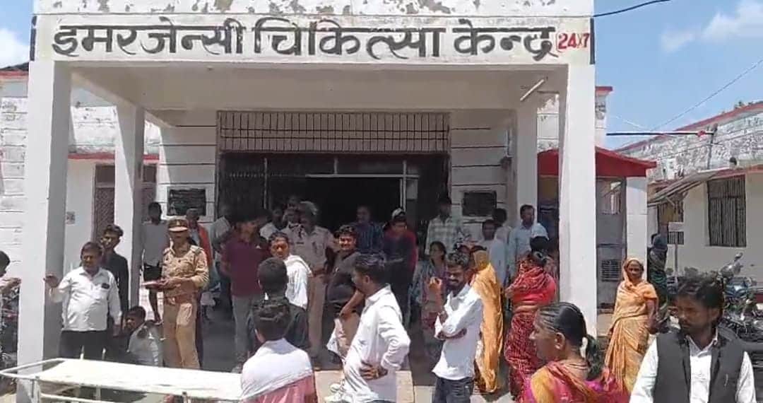 पोस्टमार्टम हाउस में बिलखते परिजन।