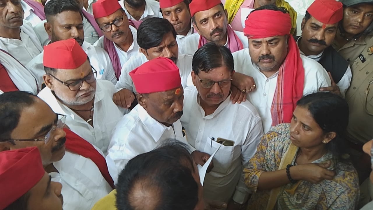 पूतला फुंकने के विरोध में कलेक्ट्रेट में ज्ञापन देने पहुंचे समाजवादी पार्टी े लोग। स्रोत- संवाद