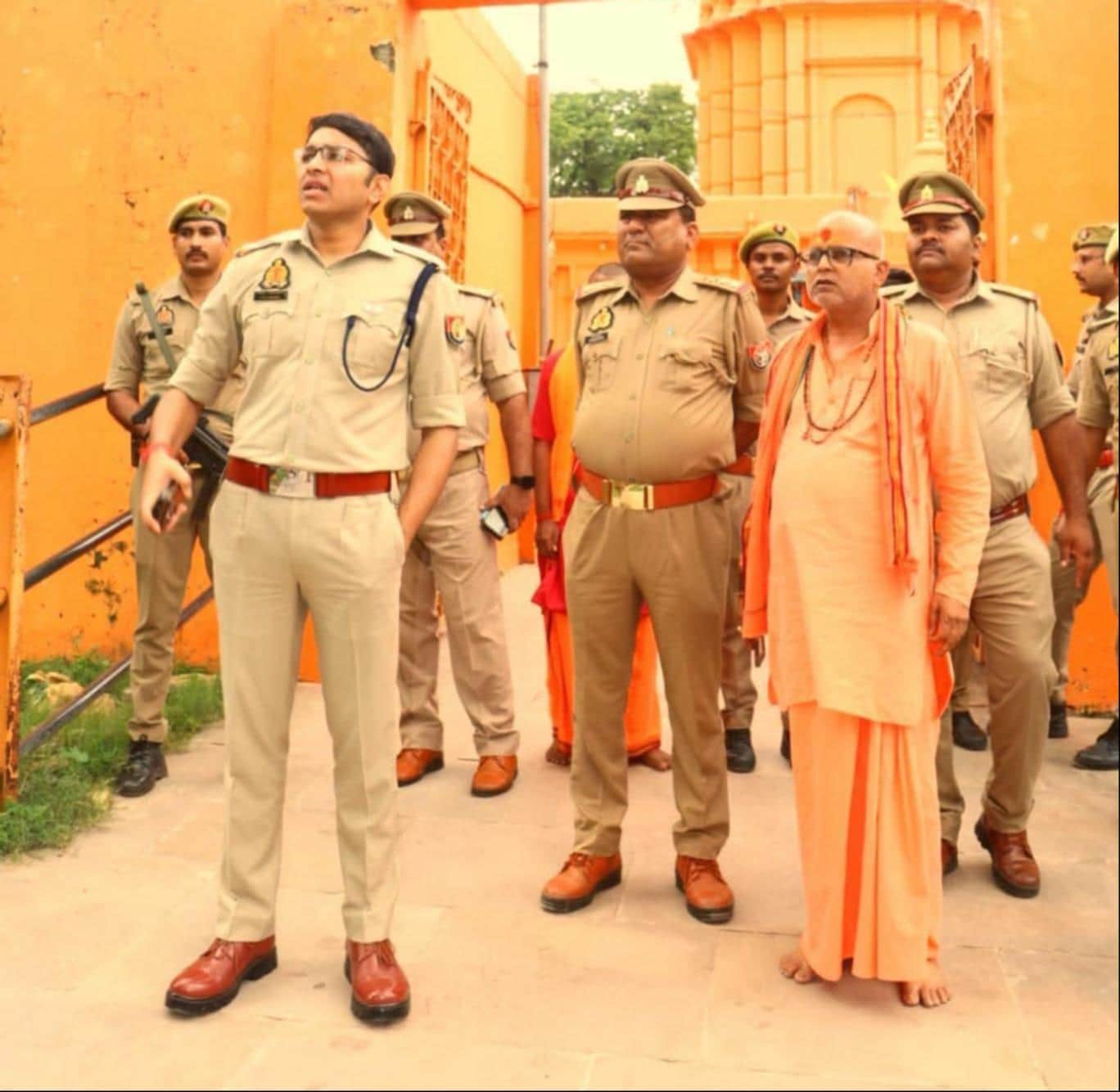  पृथ्वीनाथ मंदिर में सुरक्षा व्यवस्था का जायजा लेते एसपी विनीत जायसवाल। स्रोत: सोशल मीडिया 