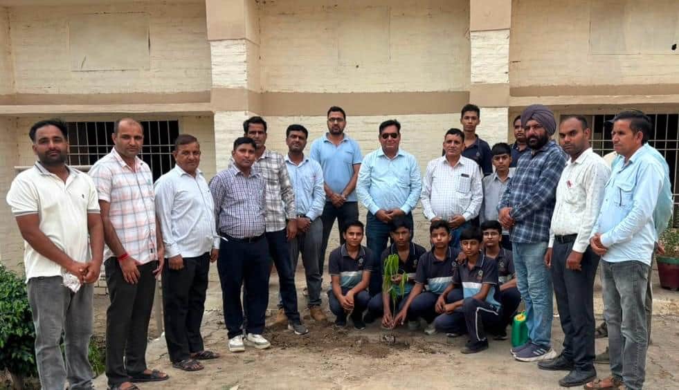 पौधरोपण करते बीईओ संदीप नैन व अन्य स्टाफ सदस्य।