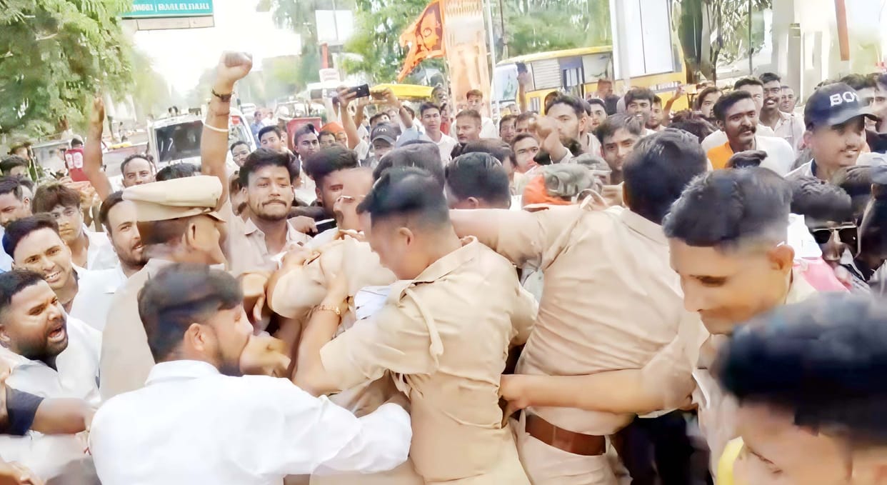 Scuffle between Hindu Yuva Sangathan activists and Powayan police.