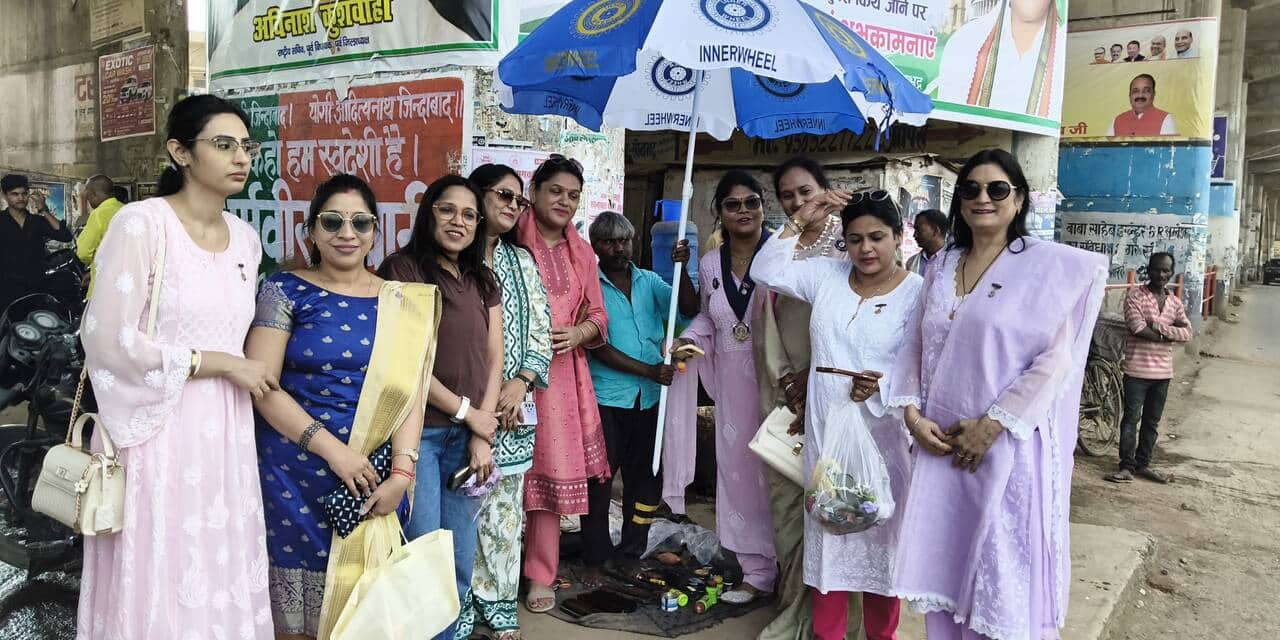 रॉबर्ट्सगंज बढ़ौली चौक पर जरुरत मंदों को छाता वितरण करते इनर व्हील क्लब की पदाधिकारी। संवाद