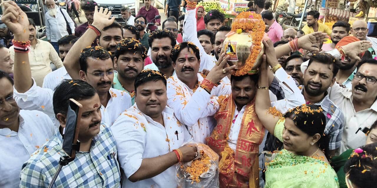 राबट्सगंज बढौली चौक पर संत शिरोमणि रविदास जन्मभूमि की मिट्टी कलश यात्रा का स्वागत करते भाजपा के