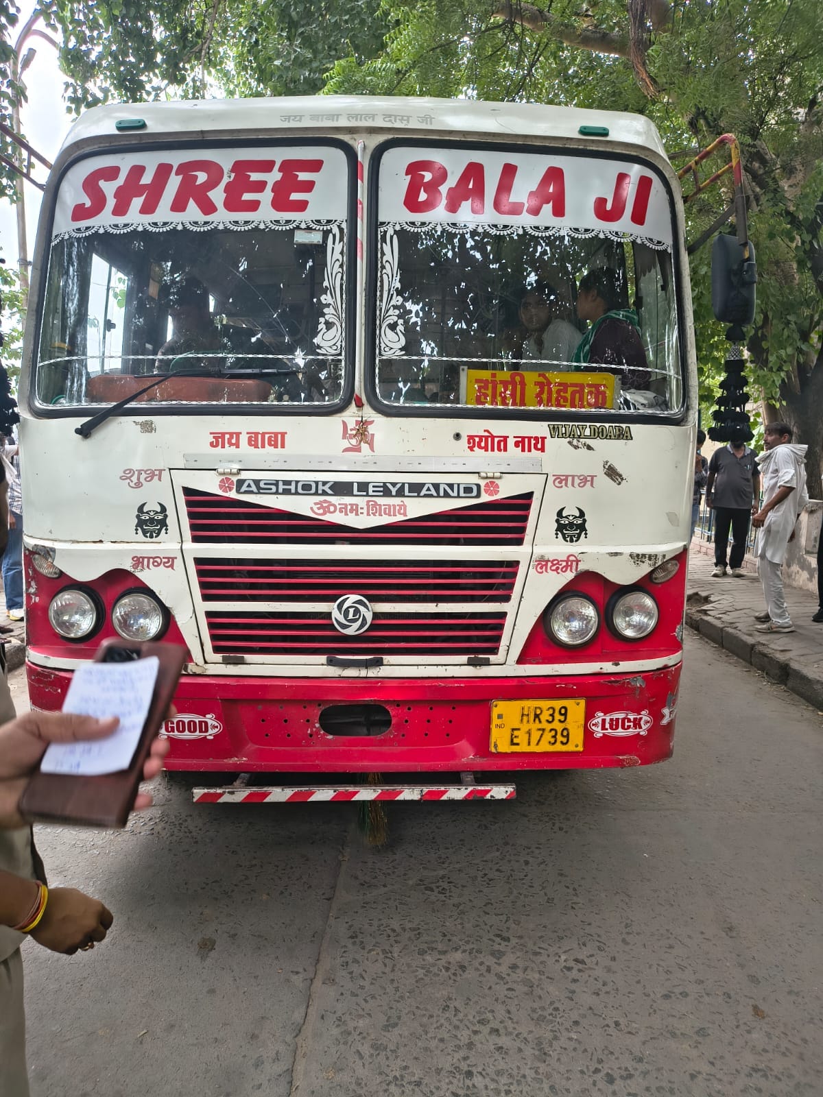 Roadways and private bus staff clash; chaos prevails for an hour.
