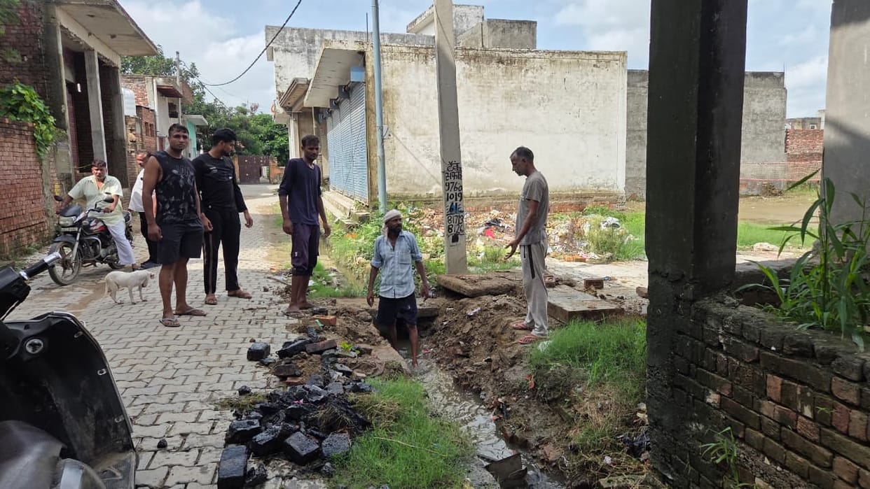 Waterlogging in lanes due to lack of cleaning; villagers took matters into their own hands.