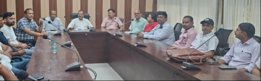 राज्यकर विभाग में आयोजित बैठक में मौजूद व्यापारी। स्रोत: विभाग 