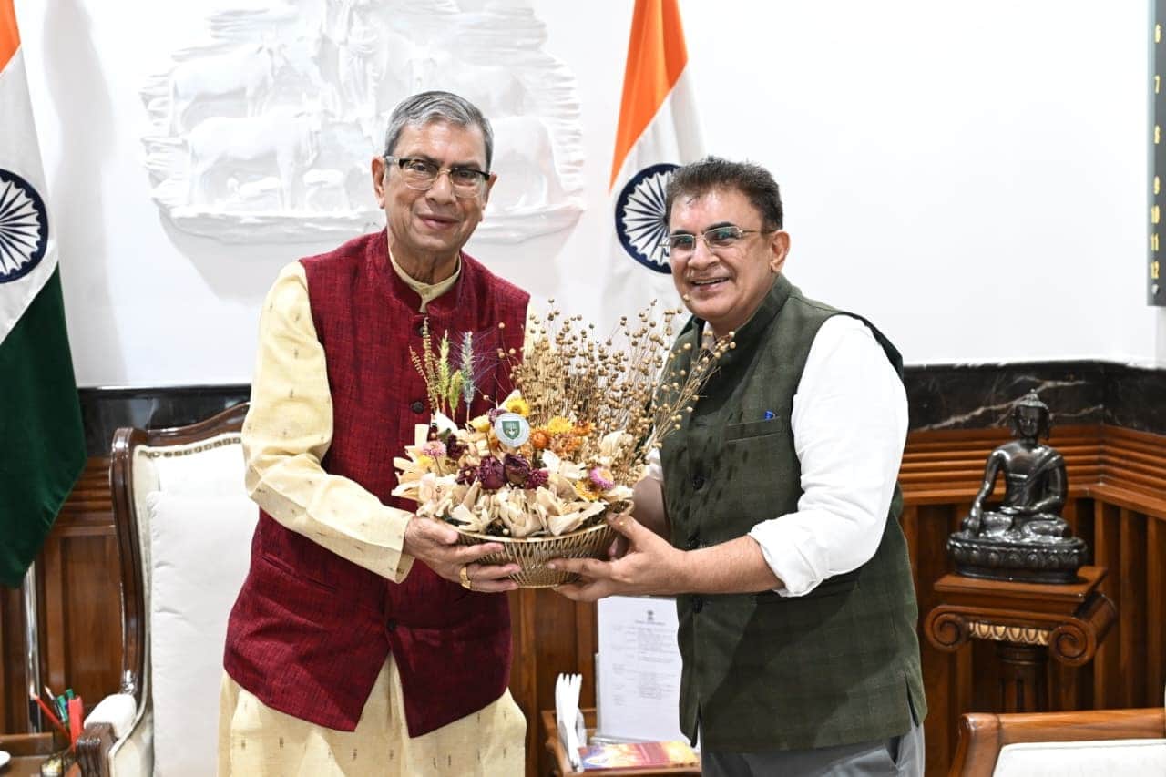 राज्यपाल प्रो. असीम कुमार घोष का स्वागत करते महाराणा प्रताप हॉर्टिकल्चर यूनिवर्सिटी करनाल के कु
