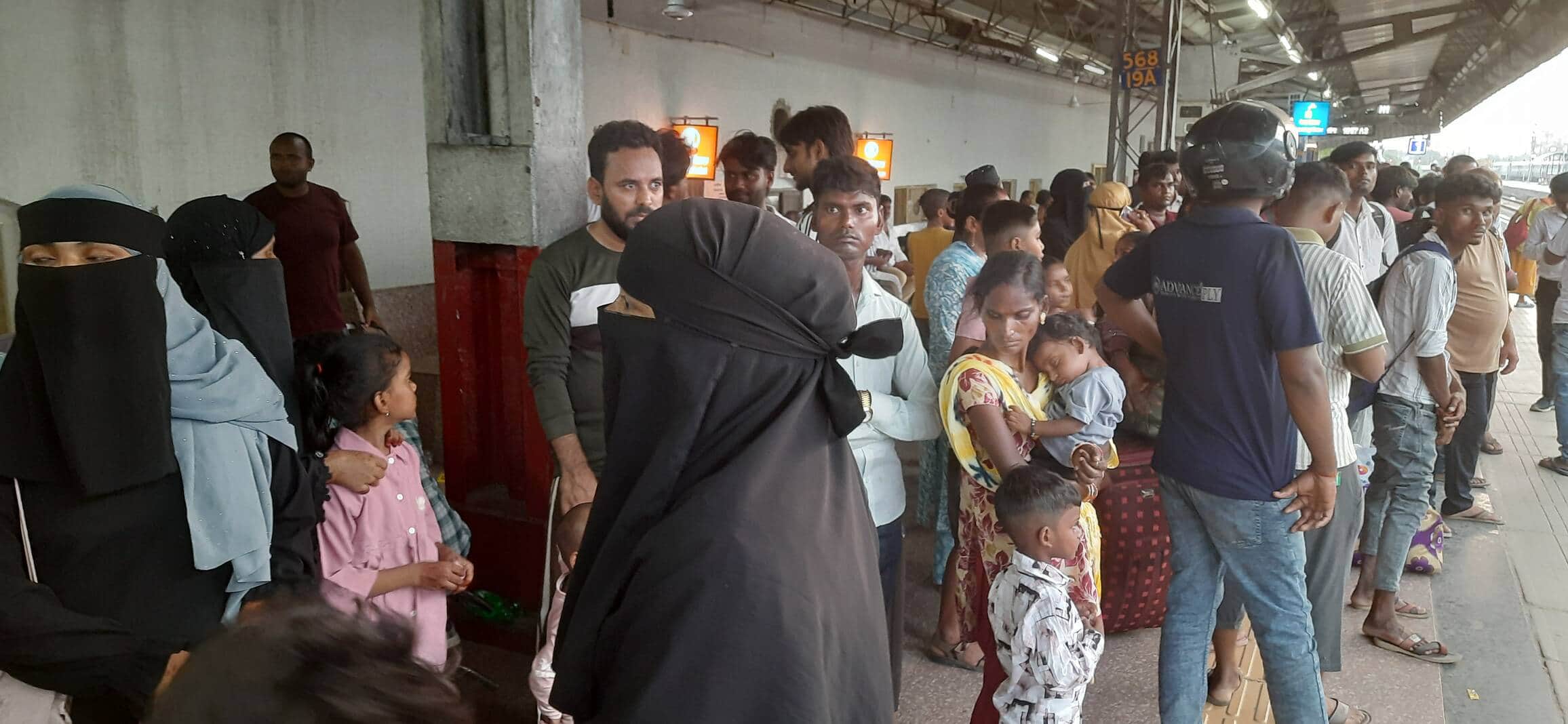 रेलवे स्टेशन पर ट्रेन का इंतजार करते यात्री।संवाद