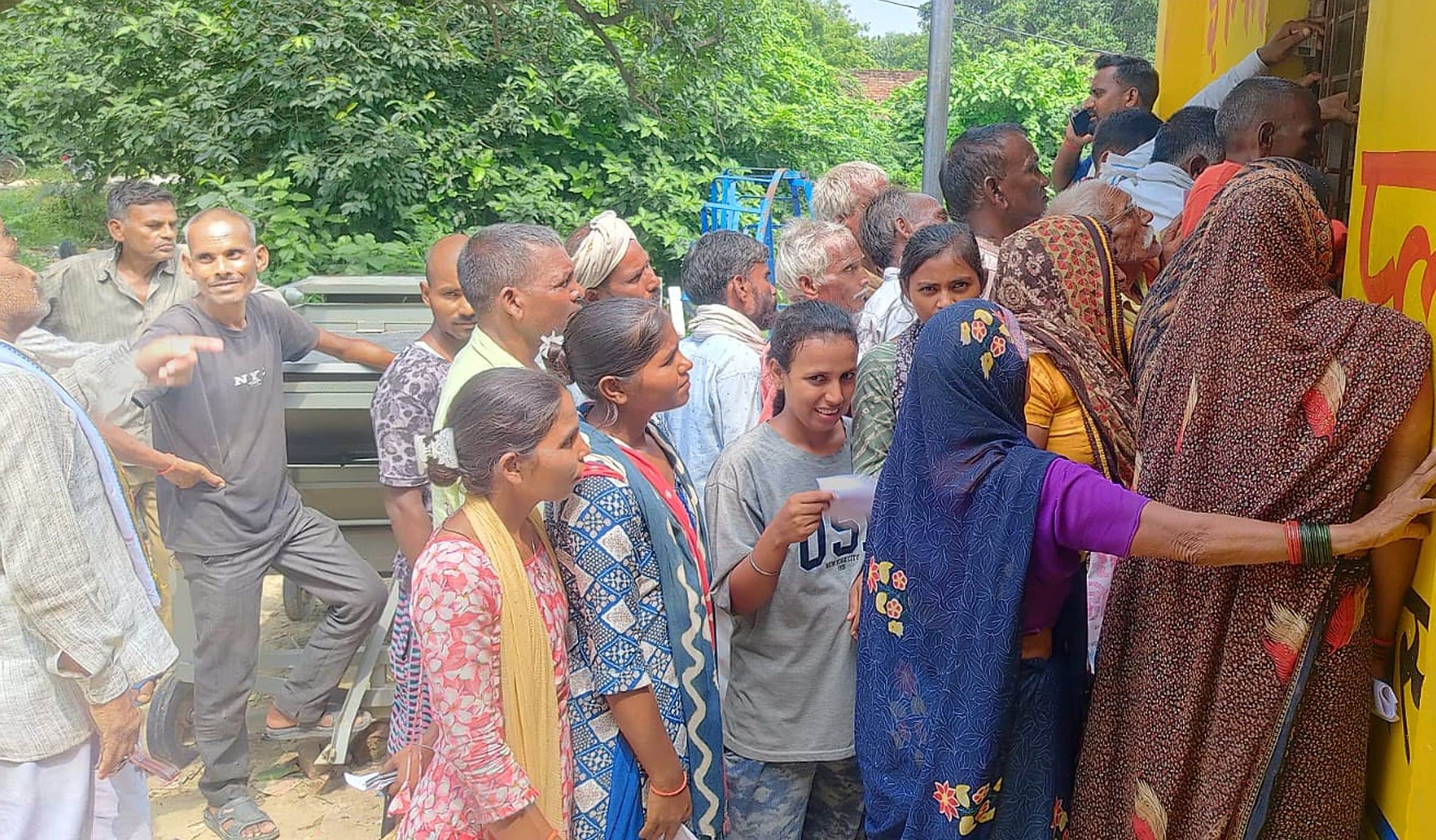 संग्रामपुर के गोरखापुर समिति पर कतार में खड़े किसान। संवाद