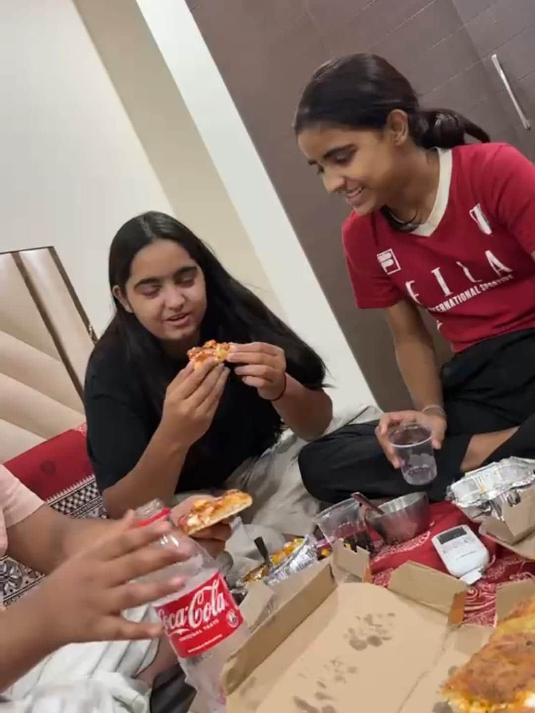 सहेलियों के साथ घर पर पार्टी मनातीं शर्मिला धनखड़ की बेटियां। स्रोत : परिजन