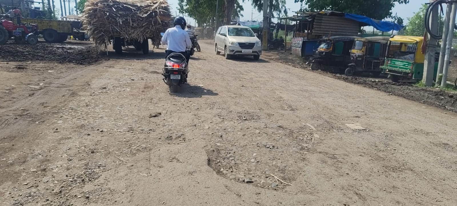 सहारनपुर-कुरुक्षेत्र स्टेट हाईवे पर शादीपुर मोड़ के पास सड़क पर पड़े गड्ढ़े। संवाद