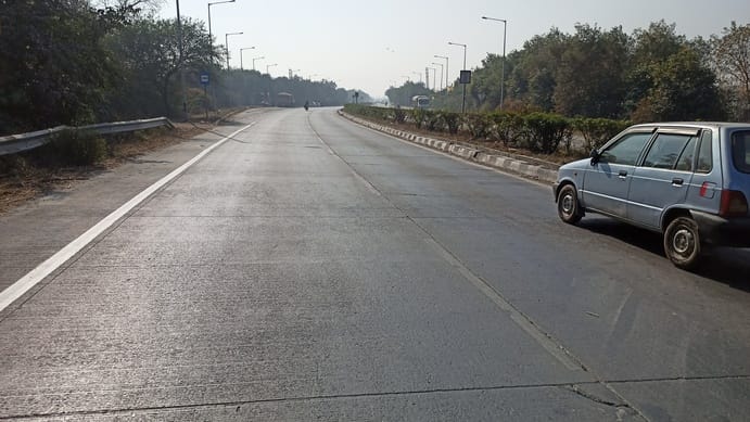 Electricity corporation's negligence compromises highway safety; eight lighting connections stalled.