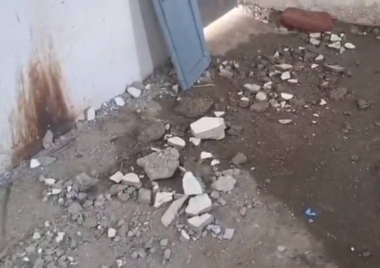 स्कूल की छत से गिरे प्लास्टर से छात्र गंभीर घायल हो गया।