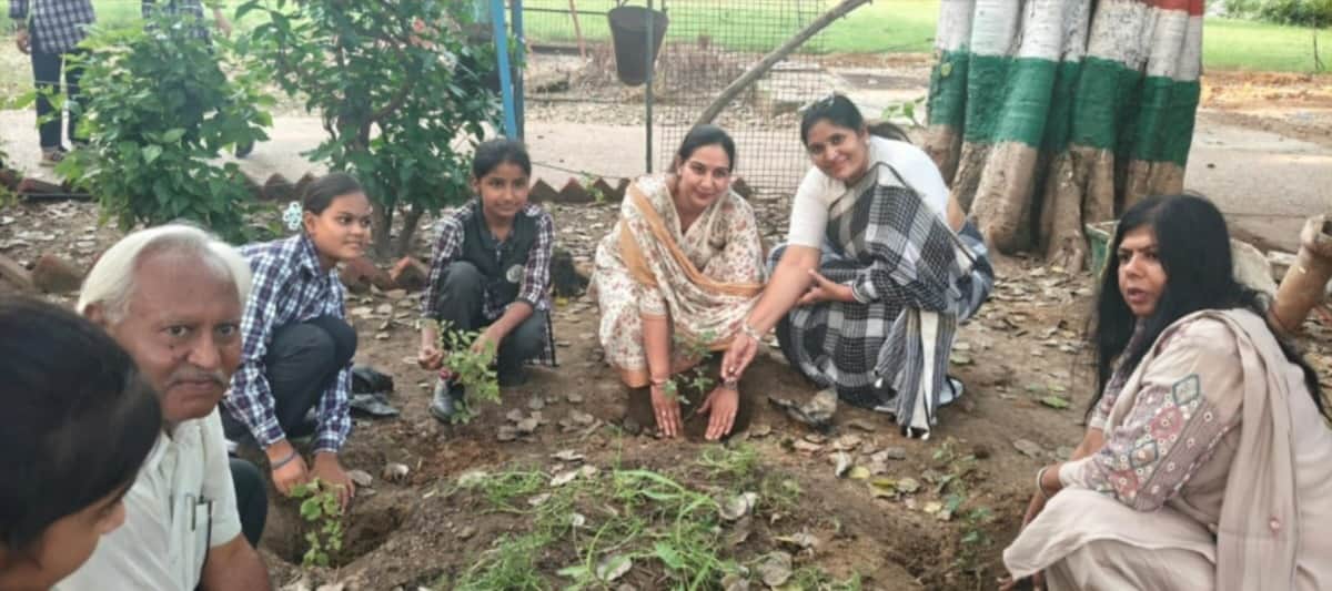 स्कूल में पौधरोपण करते अखिल भारतीय साहित्य परिषद के पदाधिकारी। स्रोत : संस्था
