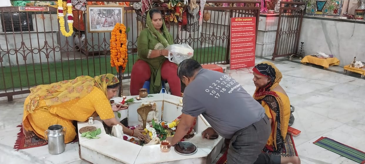 Devotees thronged Shiva temples on the first day of Shravan, performing *Jalabhishek* and praying for happiness and prosperity.